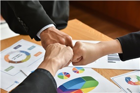 湖南新能源產(chǎn)業(yè)協(xié)會(huì )與華遠實(shí)業(yè)共商新能源發(fā)展大計